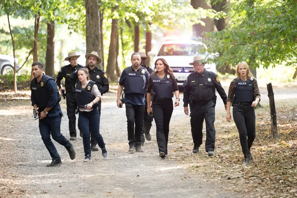 Law & Order: SVU 24x04 "The Steps We Cannot Take" full squad in vests approaching suspect's house, Captain Olivia Benson at the front.