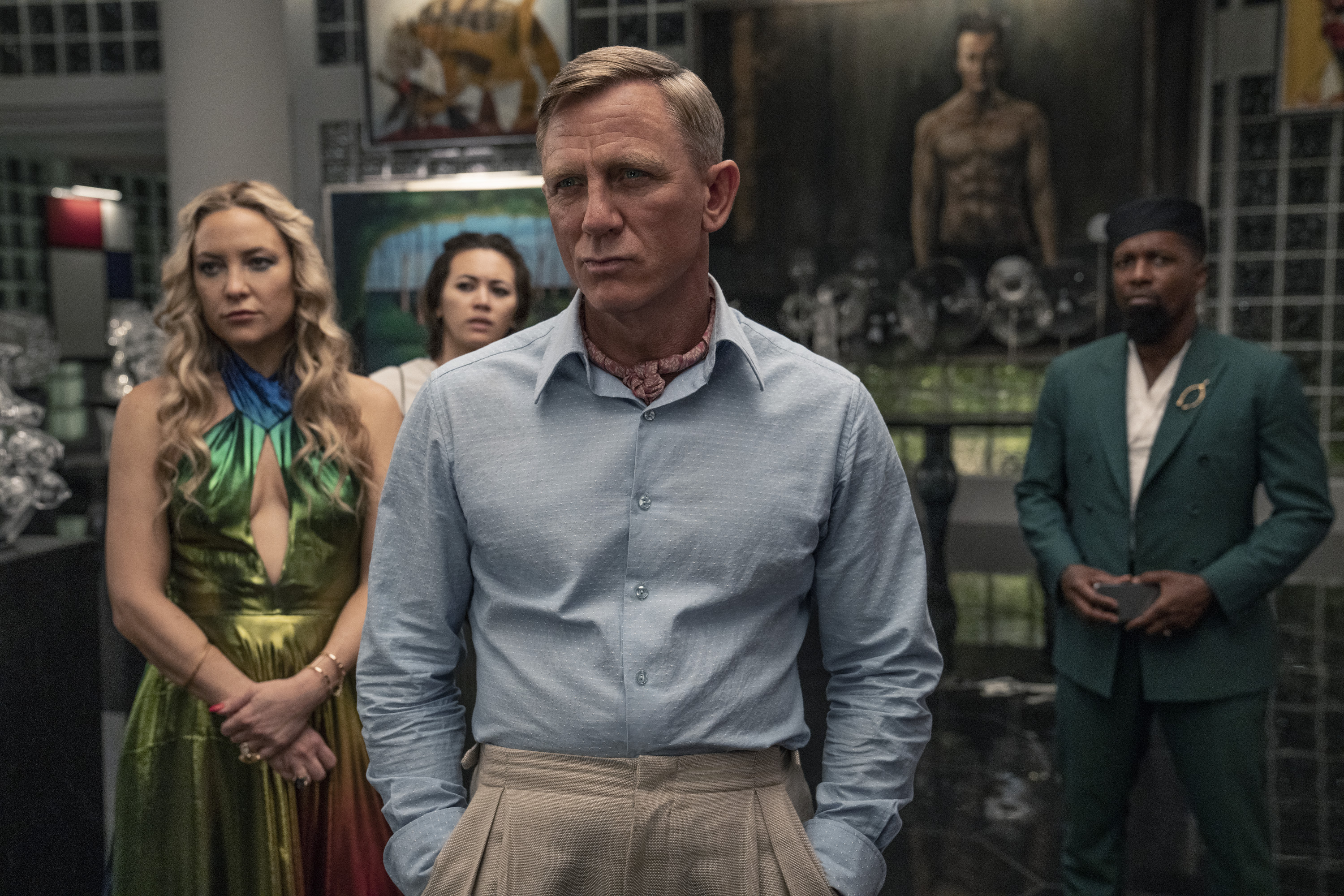 Daniel Craig, Kate Hudson, Jessica Henwick, and Leslie Odom Jr in Glass Onion: A Knives Out Msytery