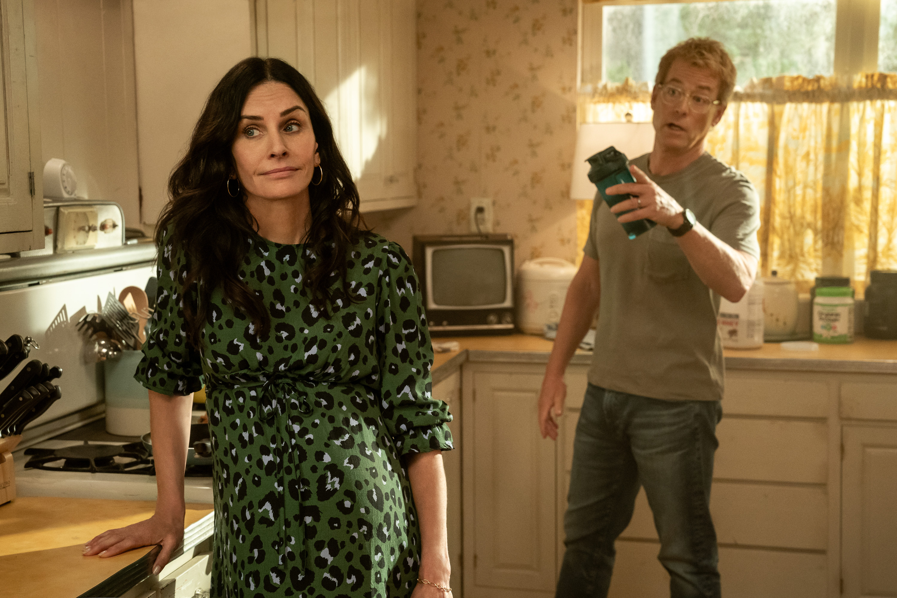 Shining Vale 2x06 Courteney Cox (“Patricia “Pat” Phelps”) and Greg Kinnear (“Terry Phelps”)