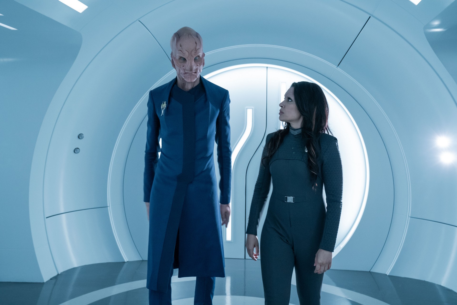 Doug Jones as Saru and Rachael Ancheril as Nhan in Star Trek: Discovery 5x10 "Life Itself."