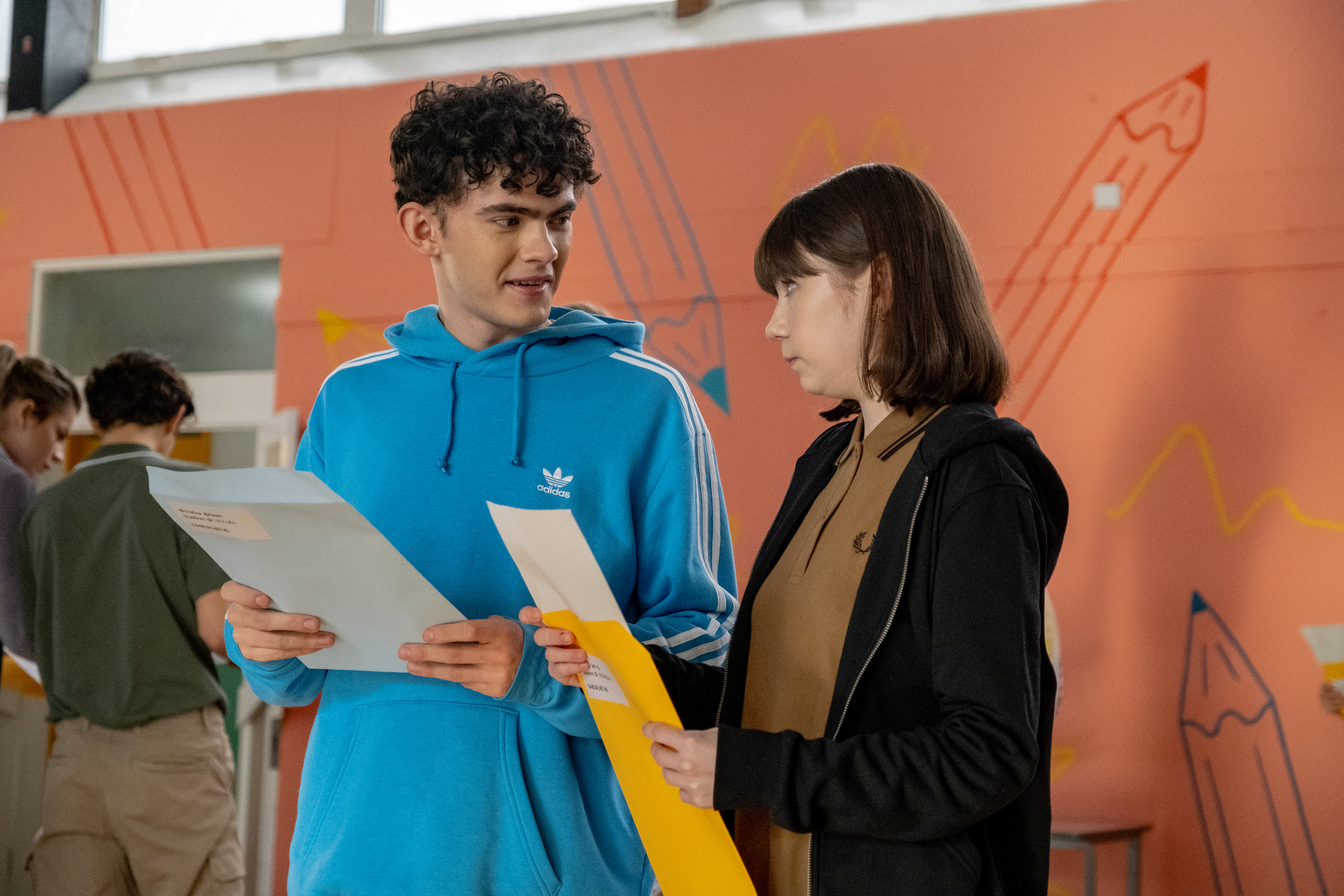 Joe Locke and Jenny Walser in Heartstopper season 3