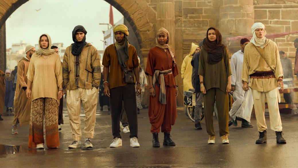 Outer Banks. (L to R) Madelyn Cline as Sarah Cameron, Chase Stokes as John B, Jonathan Daviss as Pope, Carlacia Grant as Cleo, Madison Bailey as Kiara, Rudy Pankow as JJ in episode 410 of Outer Banks. Cr. Jackson Lee Davis/Netflix © 2024