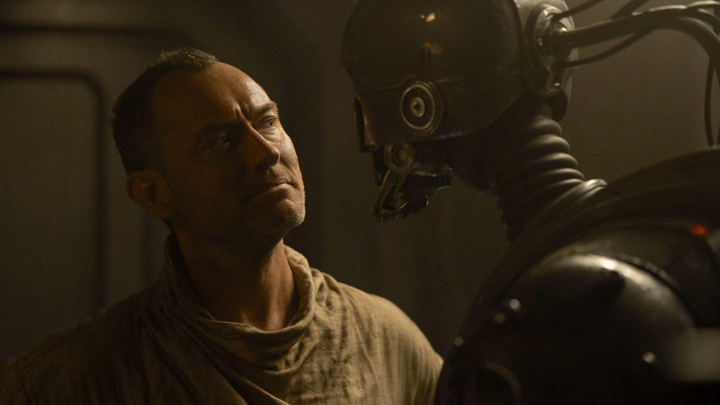 (L-R) Jod (Jude Law) and SM-33 (Nick Frost) in Lucasfilm’s STAR WARS: SKELETON CREW, exclusively on Disney+. Photo by Matt Kennedy. ©2024 Lucasfilm Ltd. & TM. All Rights Reserved.