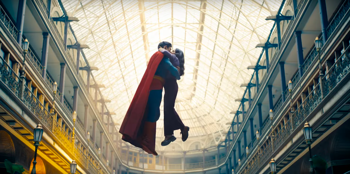 Superman and Lois Lane levitating in the Superman trailer