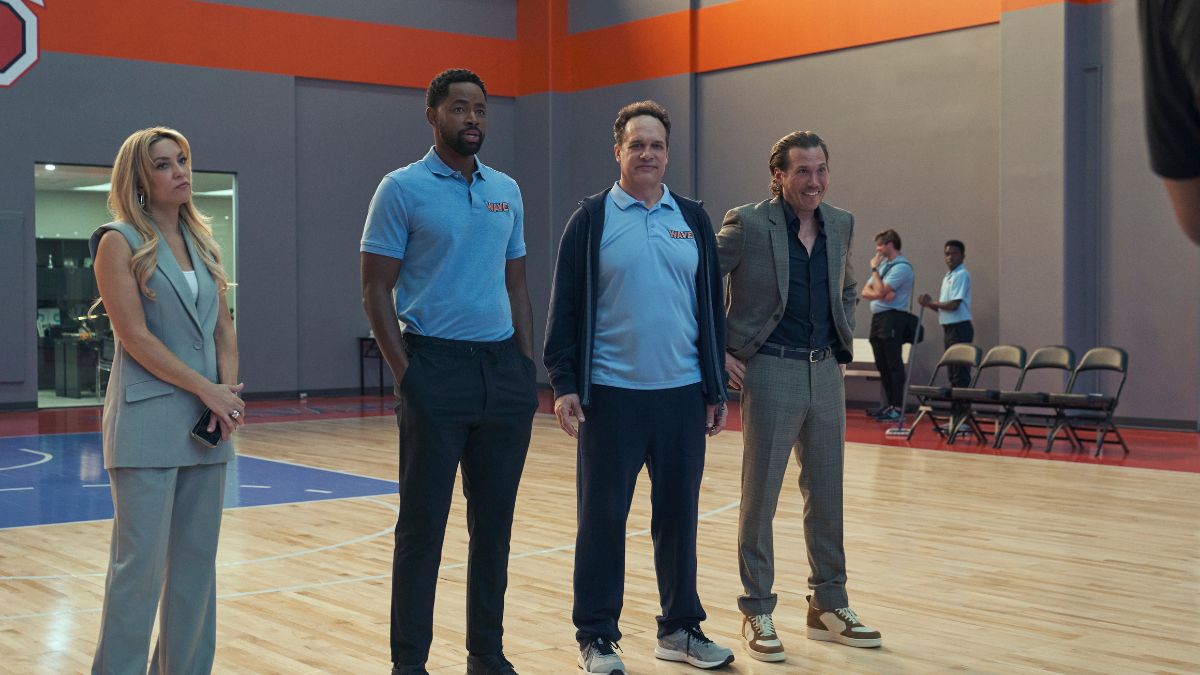 Running Point Season 1, Episode 8, "The Streak" - Kate Hudson as Isla Gordon, Jay Ellis as Jay, Diedrich Bader as Coach Tony, and Scott MacArthur as Ness Gordon