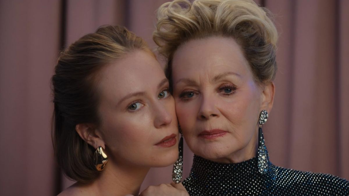 Hannah Einbinder and Jean Smart in Hacks