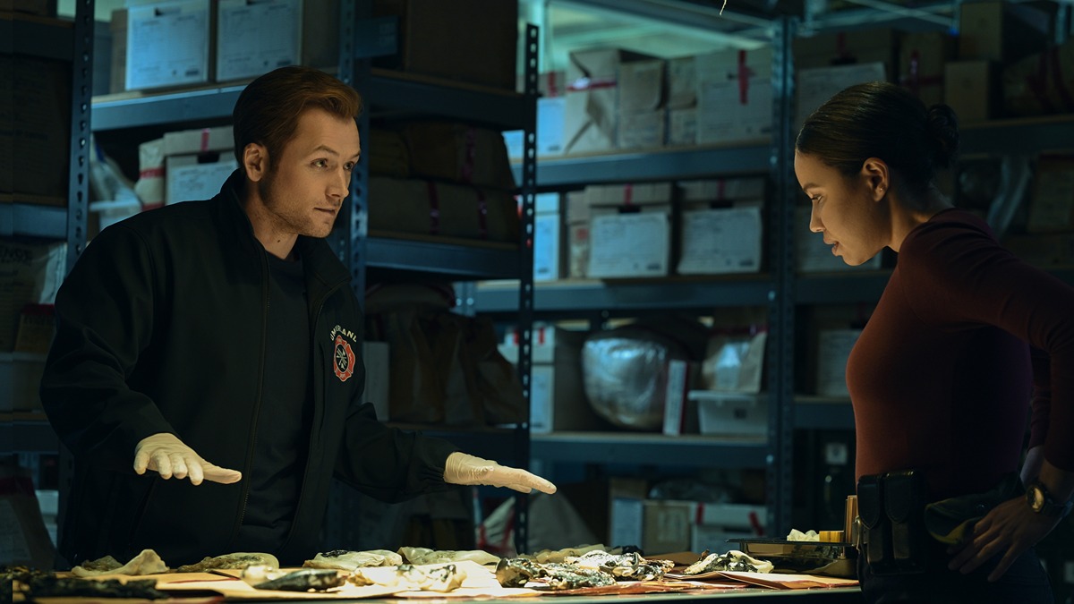 Taron Egerton as Dave Gudsen and Jurnee Smollett as Michelle Calderone in Smoke episode 3