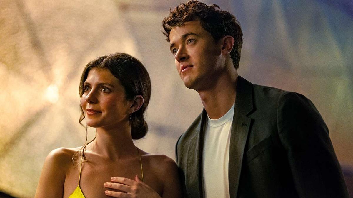 Emily Bader as Poppy and Tom Blyth as Alex in People We Meet on Vacation. Courtesy of Netflix.