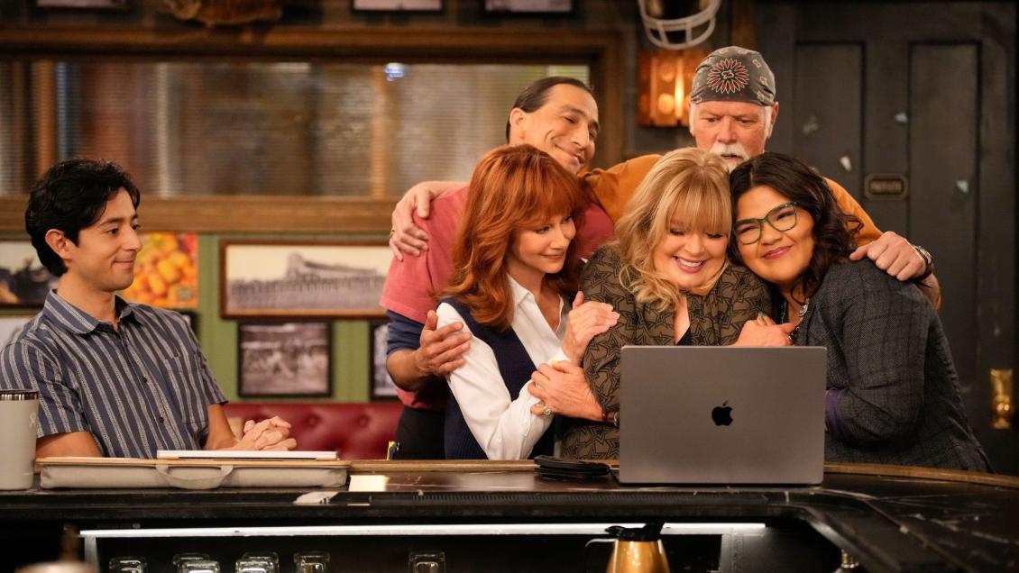 HAPPY'S PLACE -- "Straw Man" Episode 203 -- Pictured: (l-r) Pablo Castelblanco as Steve, Tokala Black Elk as Takoda, Reba McEntire as Bobbie, Rex Linn as Emmett, Belissa Escobedo as Isabella -- (Photo by: Casey Durkin/NBC)