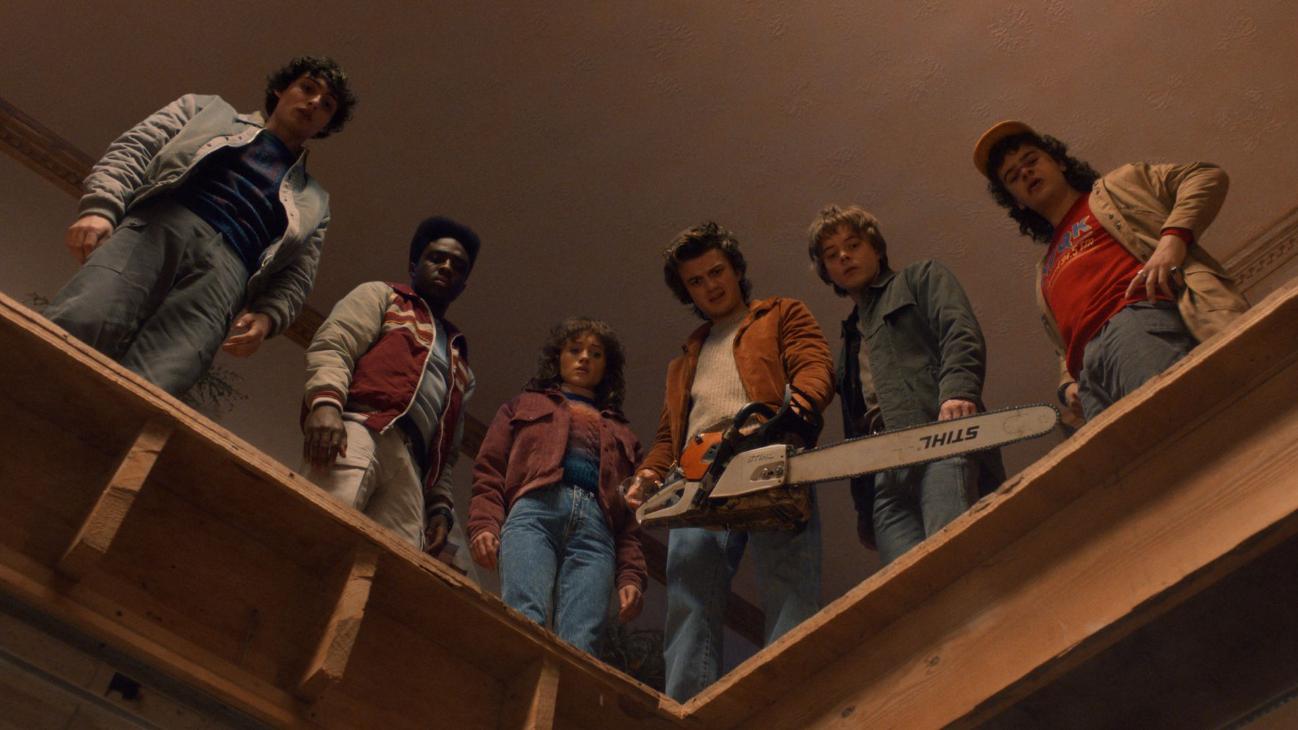STRANGER THINGS: SEASON 5. (L to R) Finn Wolfhard as Mike Wheeler, Caleb McLaughlin as Lucas Sinclair, Natalia Dyer as Nancy Wheeler, Joe Keery as Steve Harrington, Charlie Heaton as Jonathan Byers, and Gaten Matarazzo as Dustin Henderson in STRANGER THINGS: SEASON 5. Cr. Courtesy of Netflix © 2025