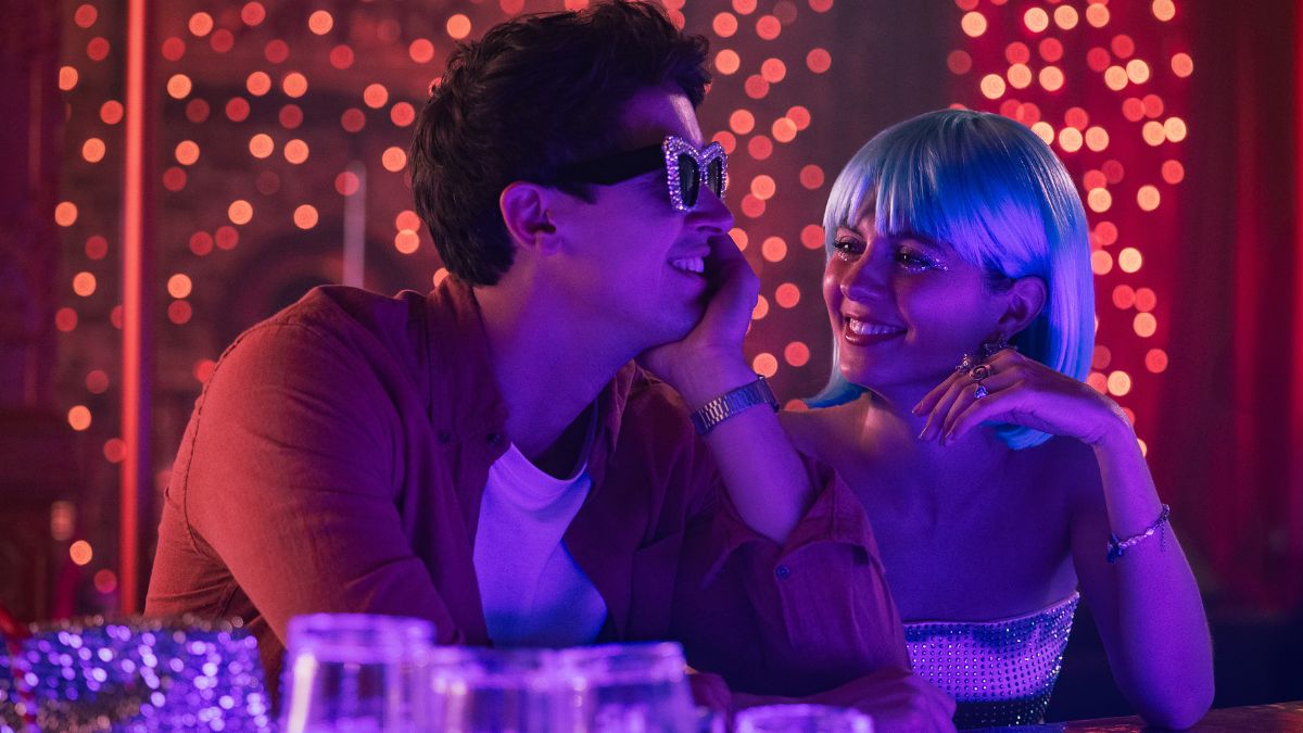 People We Meet on Vacation - om Blyth as Alex and Emily Bader as Poppy in People We Meet on Vacation