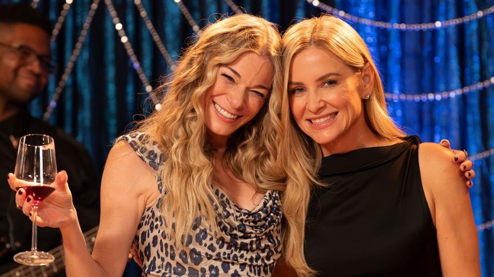 9-1-1: NASHVILLE – “Hard Knox” – Blythe scrambles to save her gala after the performer bails, leaving Dixie to step in. Meanwhile, Ryan and Samantha rescue a woman pushed off a cliff, and Dixie makes a surprising admission. THURSDAY, MARCH 19 (9:00-10:00 p.m. EDT) on ABC. (Disney/Jake Giles Netter) LEANN RIMES, JESSICA CAPSHAW