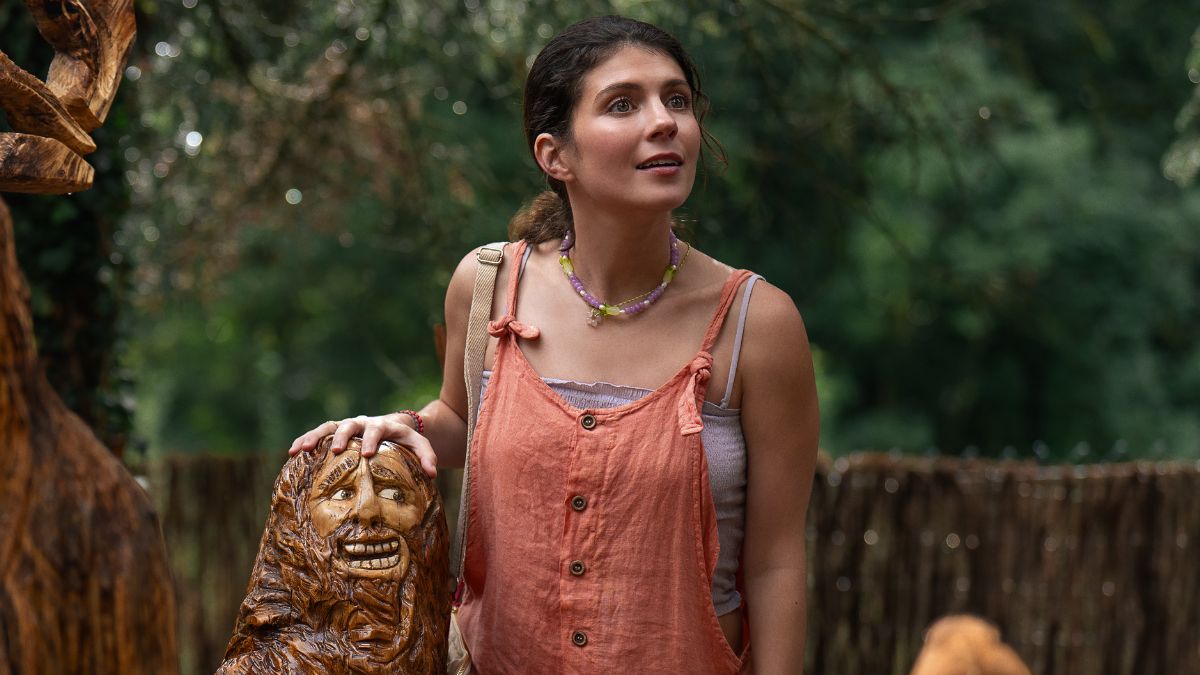 People We Meet on Vacation - Emily Bader as Poppy