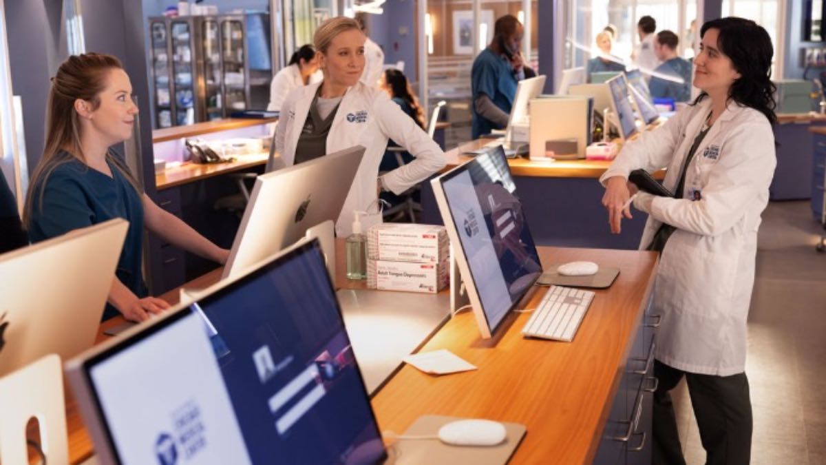 CHICAGO MED -- "Altered States" Episode 1116 -- Pictured: (l-r) Kim Quindlen as Nurse Kacy, Jessy Schram as Dr. Hannah Asher, Abby Corrigan as Dr. Vera Lovell -- (Photo by: George Burns Jr/NBC)