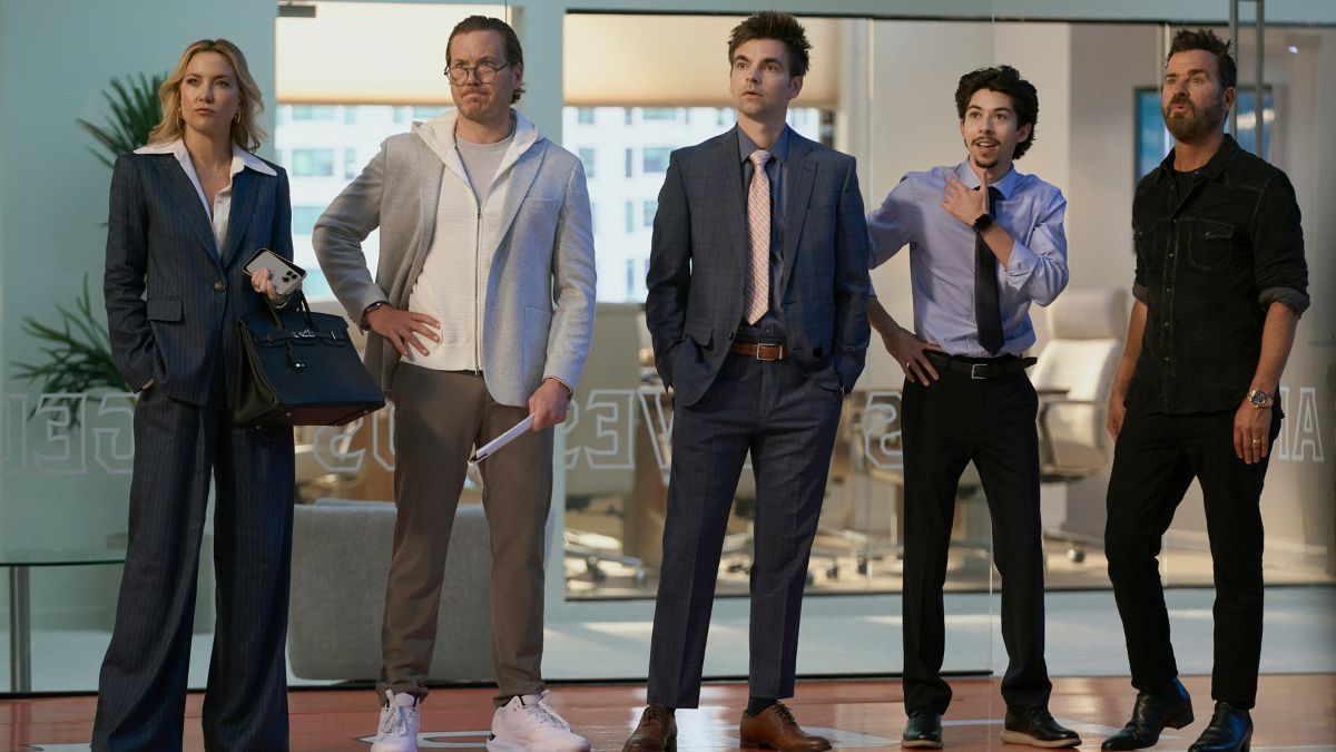 Running Point Season 2 Episode 1 - Kate Hudson as Isla Gordon, Scott MacArthur as Ness Gordon, Drew Tarver as Sandy Gordon, Fabrizio Guido as Jackie, and Justin Theroux as Cam Gordon