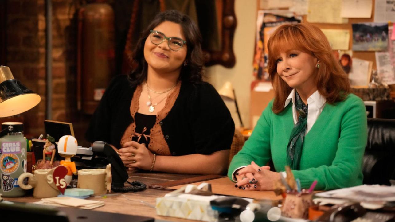 HAPPY'S PLACE -- "Everyone's a Critic" Episode 217 -- Pictured: (l-r) Belissa Escobedo as Isabella, Reba McEntire as Bobbie -- (Photo by: Casey Durkin/NBC)