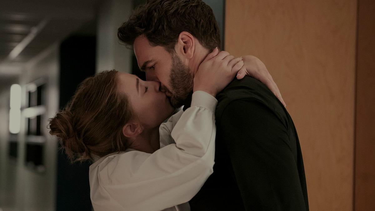 Lili Reinhart and Tom Bateman in The Love Hypothesis. Courtesy of Prime Video.