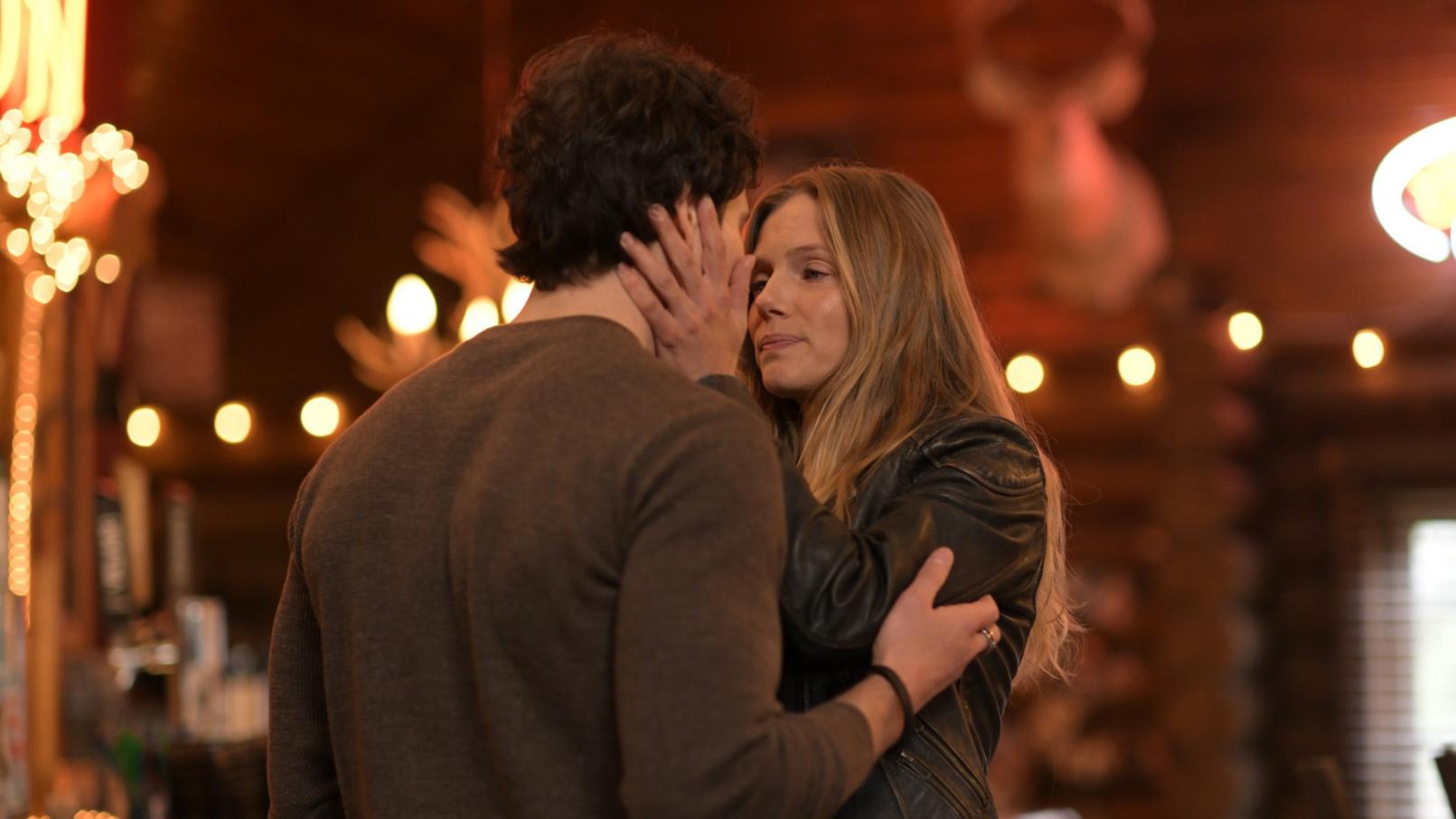 Ep# 108 -"The Death Grin" - Cooper Levy as Jesse Garland and Tracy Spiridakos as Anna Pigeon in Anna Pigeon on the USA NETWORK. Photo credit: Michelle Faye/USA Network © VERSANT MEDIA 2025. All Rights Reserved