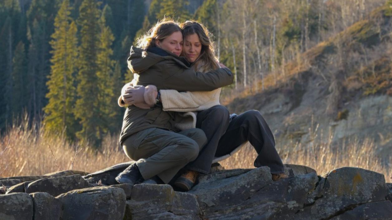 EP#109 - "Nature vs. Nurture" - Tracy Spiridakos as Anna Pigeon and Tricia Helfer as Molly Pigeon in Anna Pigeon on the USA NETWORK. Photo Credit: Michelle Faye/USA Network © VERSANT MEDIA 2025. All Rights Reserved